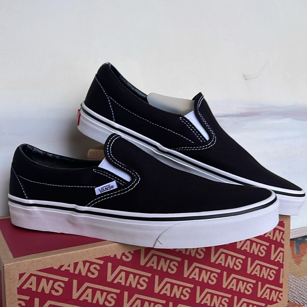 Vans Men’s Classic Slip-On Black
VN000EYEBLK
Sneakers - Picture 14 of 16
